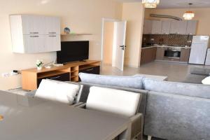 Coastal Calm Apartments, Golem