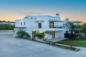 All White Villa, Adelianos Kampos