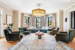 Luxury Inn in Downtown, Newport