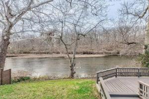 Riverfront Family Friendly Loft Near Butler and Rocky Ripple Guest house, Indianapolis