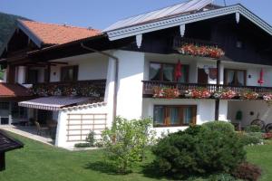 Ferienwohnungen Schweiger inkl. Chiemgaukarte Apartments, Ruhpolding