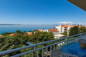 Charmantes Apartment nur 230 Meter zum Sandstrand mit Meerblick, WiFi, Parkplatz, Dramalj