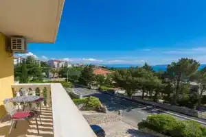 Cozy Studio-Apartment nur 300 Meter zum Strand mit Meerblick und Parkplatz, Crikvenica
