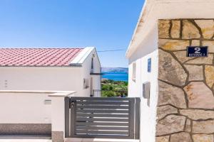 Lichtdurchflutetes Apartment nur 500 Meter zum Strand mit traumhafter Terrasse, Povile