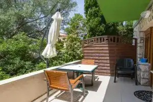 Mediterranes Apartment nur 70 Meter zum Strand mit Meerblick, Parkplatz, Grill, Dramalj