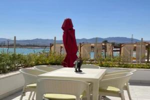 Seaside Luxury Apartment with Terrace and BBQ, Aqaba