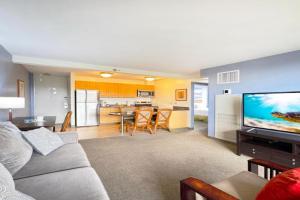 31Fl Ocean and Diamond Head Views 2BR 1BA in Waikiki Apartments, Honolulu