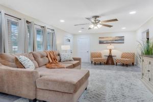 Classic Comfort Home Near Base, Sleeps 10 Guest house, Columbus