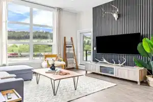 Luxe 3BR Hideaway Top Floor, Balcony & BBQ Guest house, Golden