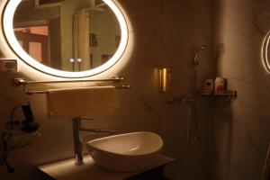 Golden Sun Salon Apartments, Subotitsa
