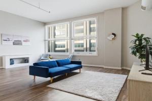Luxury Downtown Cityview Suite Skywalk Access and Free Garage Parking Apartments, Indianapolis