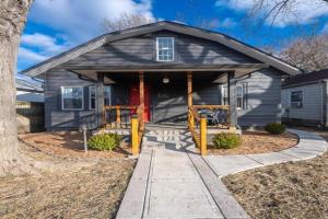 Red Door Cottage of Broad Ripple- Great Location Family Friendly, Indianapolis
