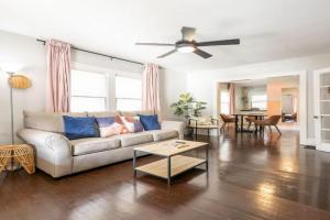 Quaint Indy Getaway in SoBro-Family Friendly Guest house, Indianapolis