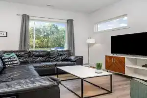 Modern Queen City Retreat-Sleeps 10 Guest house, Charlotte
