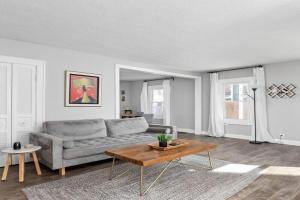 Charming Getaway - Deck & Patio - Walkable Area - Family Friendly Guest house, Indianapolis