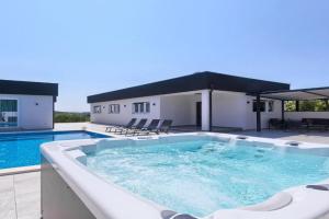 Villa Va.Lunga with pool and wirpool, Pula