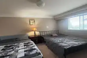 Scott Road Guesthouse - Private Rooms & Suites, Walk to Transit, 21-Min to Airport, Free Parking & Wi-Fi, Surrey