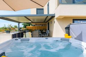 Atemberaubendes Apartment mit Whirlpool, Grillbereich, Smart TV, Umag