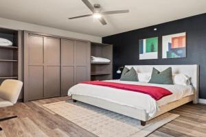 Modern Executive 1BR King Bed - Walk to West 7th Apartments, Fort Worth