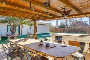 Heated Pool and Sauna Retreat 1 Mi to Texas Tech! Guest house, Lubbock