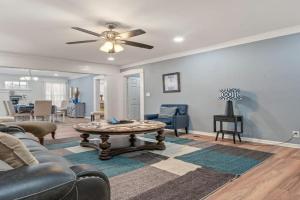 Mara Retreat-UNIT B- Fire Pit-Patio-Games-Jacuzzi-Ping Pong Table Apartments, Birmingham