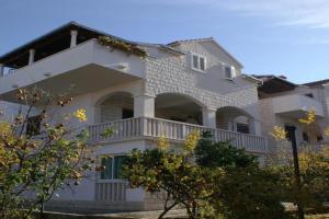 Apartments with parking space, Brac - 2956, Supetar