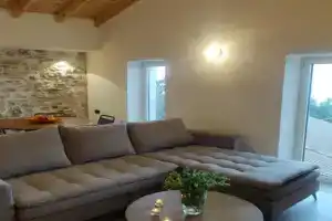 Stone Villa Aroma Vokamvilias, Nisakion