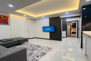 14 Laptop desk, TV Apartment, Antalya