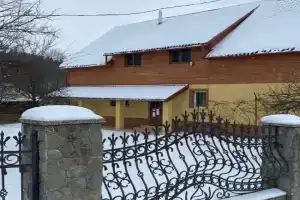 Perlina Comfort - nomeri z vlasnim sanvuzlom Guest house, Pylypets