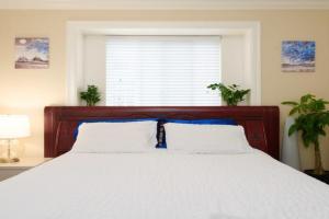 Cozy Room with Private Washroom in Central Location, Richmond