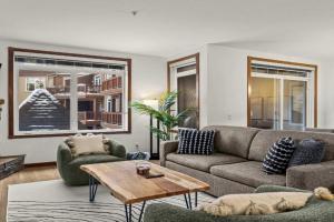 Modern 1 Bedroom Retreat with Sofa Bed Comfort & Convenience Combined, Canmore