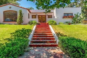 WeSTSiDE SPaNiSH BuNGaLOW -Hot Tub & Walk Downtown Guest house, Paso Robles