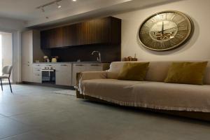 Elegant 12th Floor Studio with Balcony and City Views, Pembroke