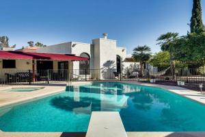 7 Mi to Sabino Canyon Poolside Oasis with Mtn Views Guest house, Tucson