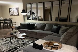 Stylish Retreat by Americana & Galleria Apartments, Glendale