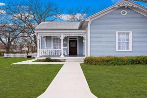 Bella Rosa Off Main - Walking distance to Main St Guest house, Fredericksburg
