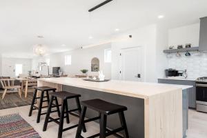 Modern Retreat with Hot Tub-Near Downtown Indy-Family Friendly Guest house, Indianapolis