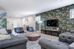Stylish Getaway with Hot Tub-Near Downtown Indy-Family Friendly Guest house, Indianapolis