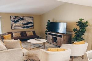 3 Bedroom Townhouse Near SGMC & Downtown Sleeps 10, Valdosta