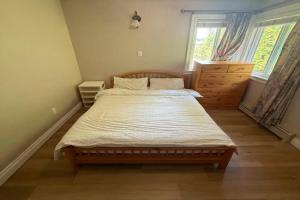 BRIGHT & MODERN QUEEN Room, in Golden Village, Richmond