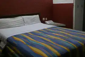 El Pino - Hotel Economico, Guadalajara