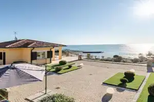 Villa Indipendente, 200mq giardino e posto auto, Santo Stefano al Mare