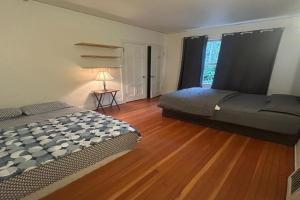 Budget Rooms Near YVR - Free Parking, Fast WiFi, Richmond
