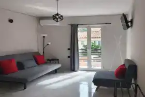 Alexana Apartments, Sami