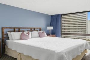 Spacious Apartment with Majestic Diamond Head View, Honolulu