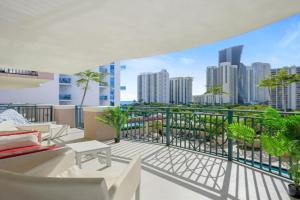 Spacious 3BR Condo Across from Beach with Ocean & City Views Apartments, Sunny Isles Beach