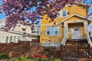Modern 2BR Suite Steps to SkyTrain Guest house, Burnaby