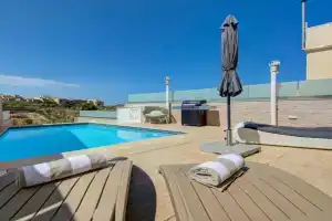 Lux Oakville - Private Pool - BBQ Area - Games Room - Valley Views, Xaghra