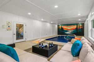 Dollywood Retreat Heated Pool Close to Parkway Guest house, Pigeon Forge