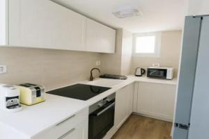 Neve Zedek Hidden Gem -2BR with Balcony & Shelter #Shabazi Apartments, Tel Aviv